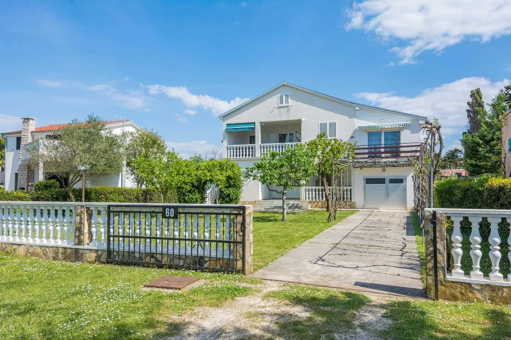 2-Bedroom Apartment in Privlaka for 4–6 Guests