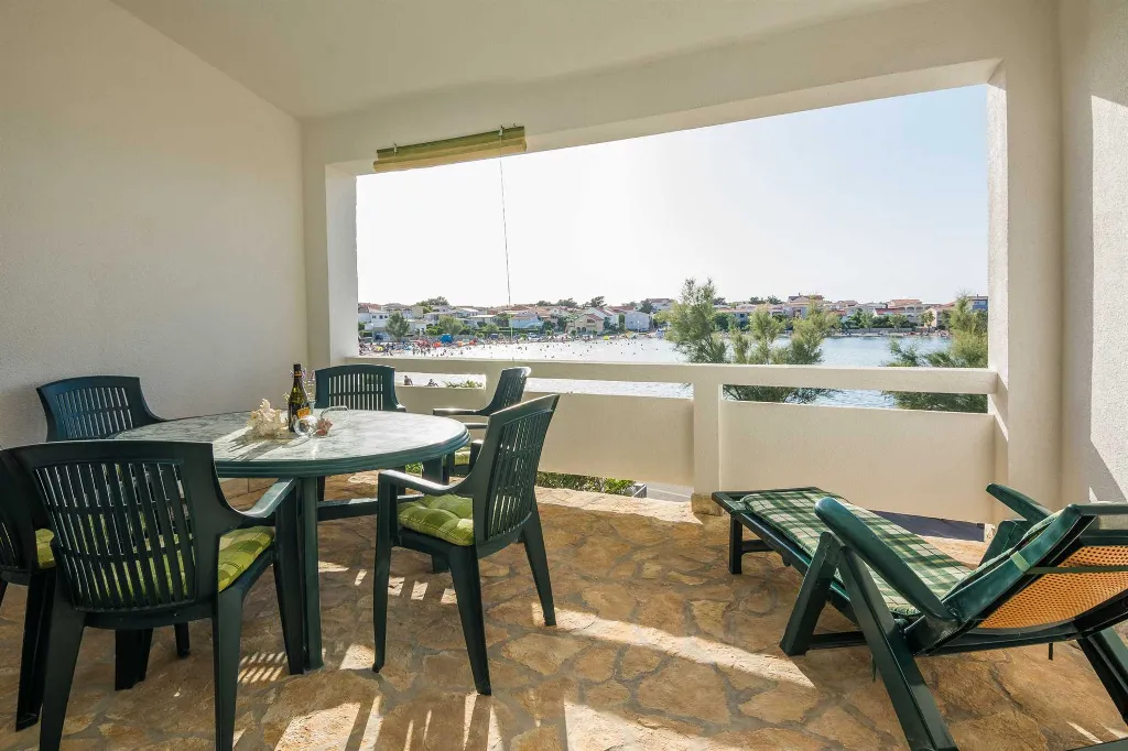Apartment in Vir for 2–3 Guests with Sea-View Balcony