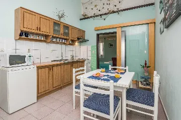 Apartment in Vir for 2–3 Guests with Sea-View Balcony