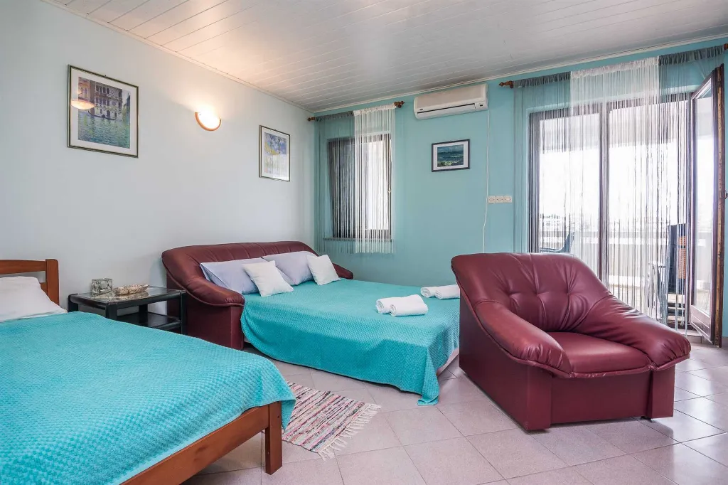 Apartment in Vir for 2–3 Guests with Sea-View Balcony