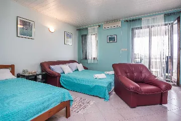 Apartment in Vir for 2–3 Guests with Sea-View Balcony