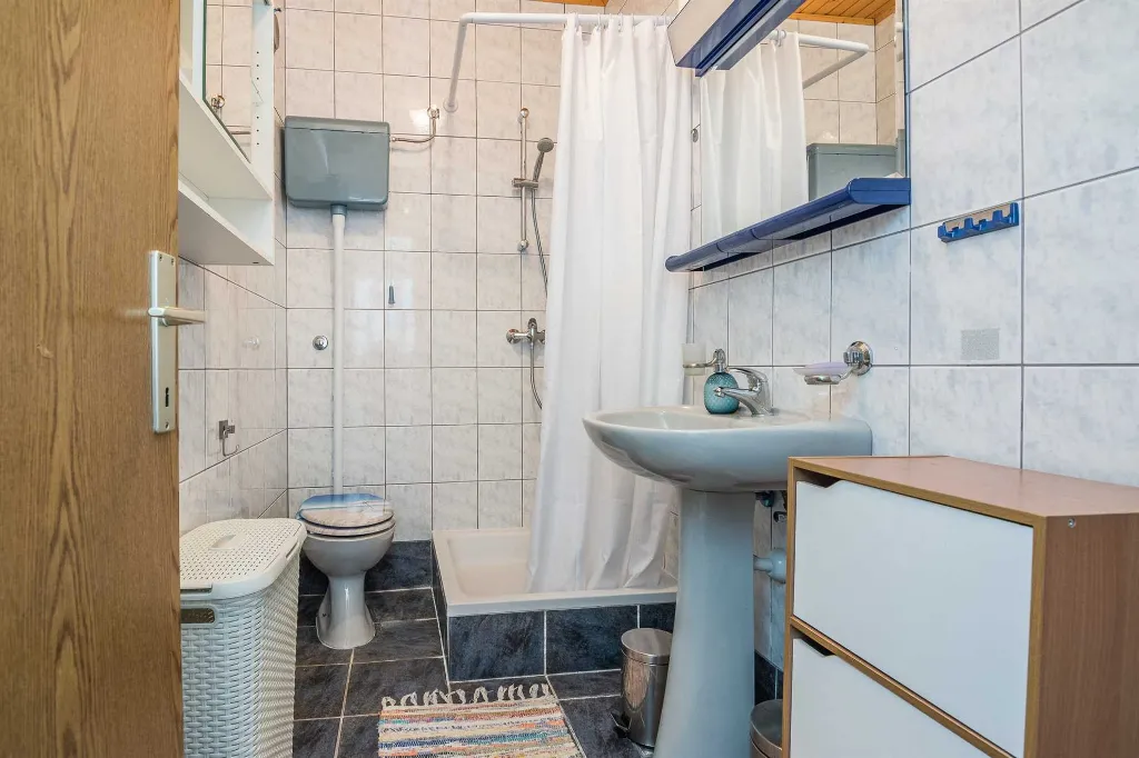 Apartment in Vir for 2–3 Guests with Sea-View Balcony