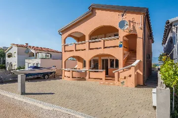 Vir Apartment for 2–4 Guests, 300 m from Pebble Beach