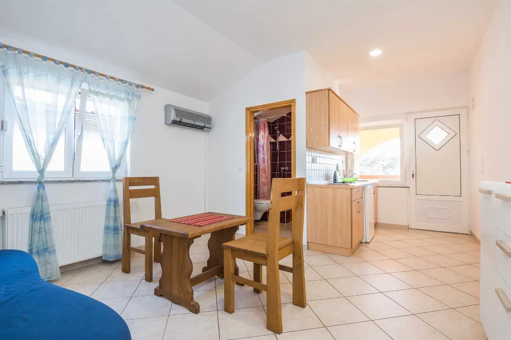 Vir Apartment for 2–4 Guests with Balcony