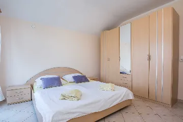 Vir Apartment for 2–4 Guests with Balcony