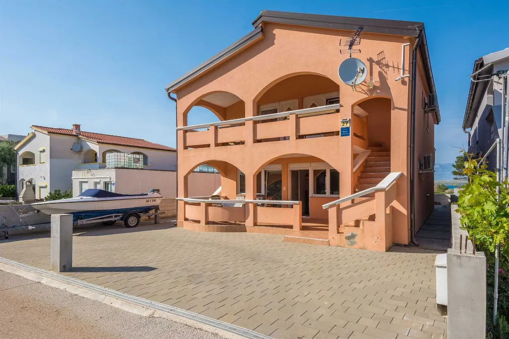Vir Apartment for 2–4 Guests with Balcony