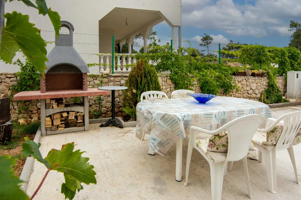 Apartment in Vir for 4–6 Guests, Partial Sea View