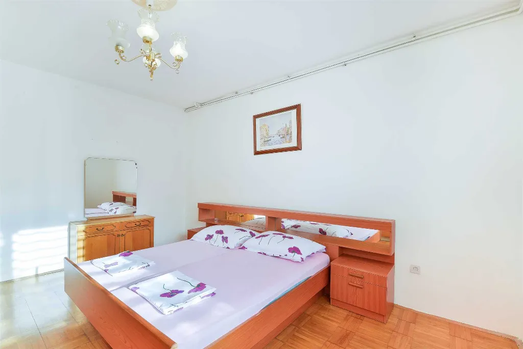 3-Bedroom Apartment in Vir for 6 Guests