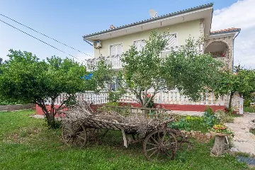 3-Bedroom Apartment in Vir for 6 Guests