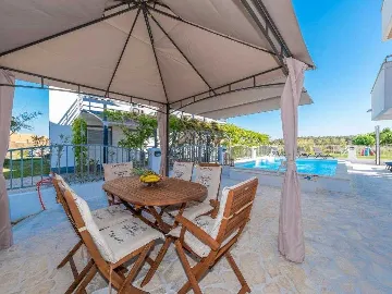 4-Bedroom Villa in Privlaka for 8–10 Guests