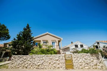 Vir 1-Bedroom Apartment for Up to 4 Guests