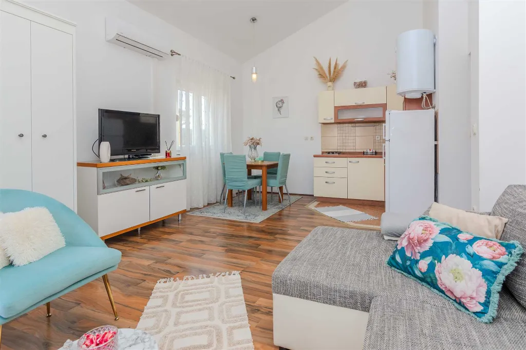 Vir 1-Bedroom Apartment for Up to 4 Guests