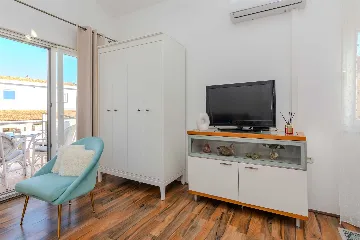 Vir 1-Bedroom Apartment for Up to 4 Guests