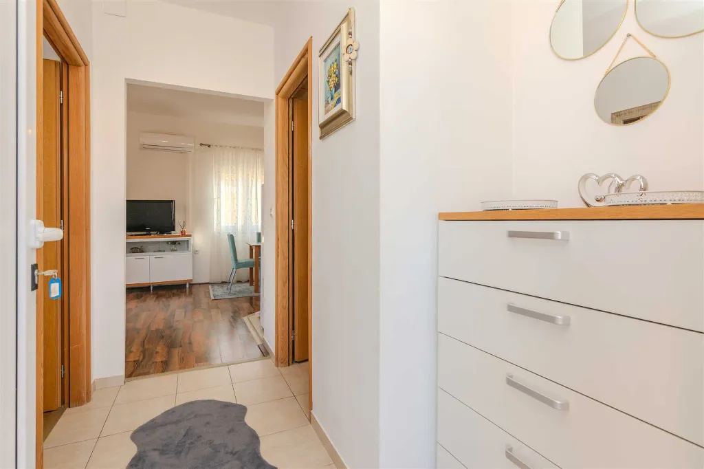 Vir 1-Bedroom Apartment for Up to 4 Guests
