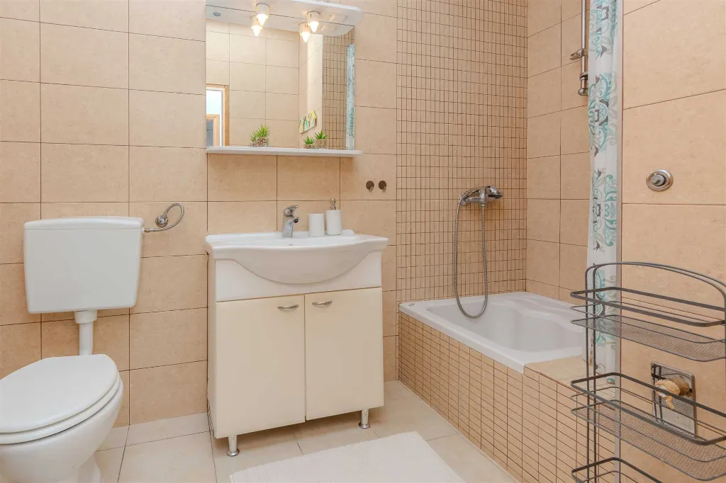 Vir 1-Bedroom Apartment for Up to 4 Guests