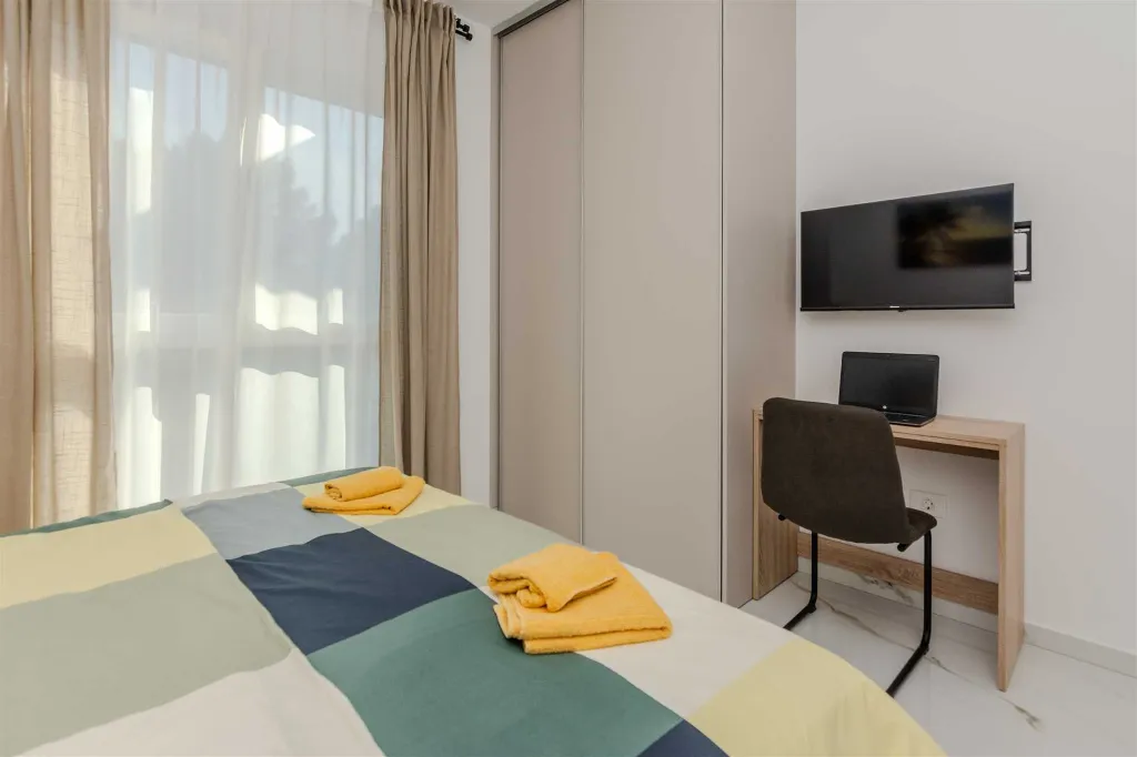 2-Bedroom Apartment in Vir for 4 Guests