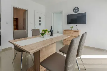 Ground-Floor Apartment in Vir for 2-4 Guests