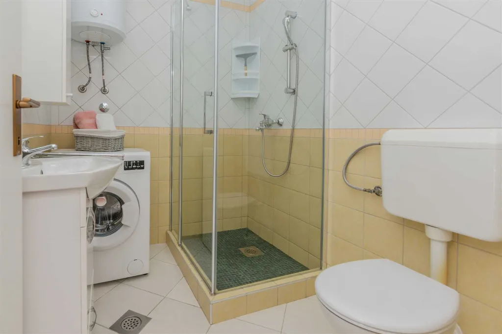 Ground-Floor Apartment in Vir for 2-4 Guests