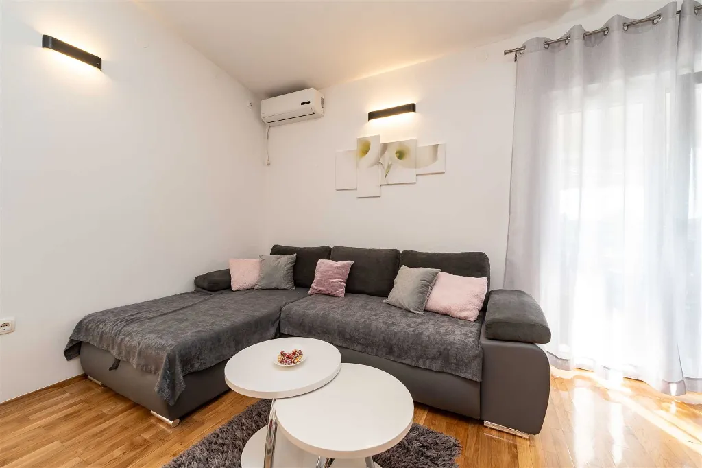 Privlaka Apartment with Sea View Balcony for 4