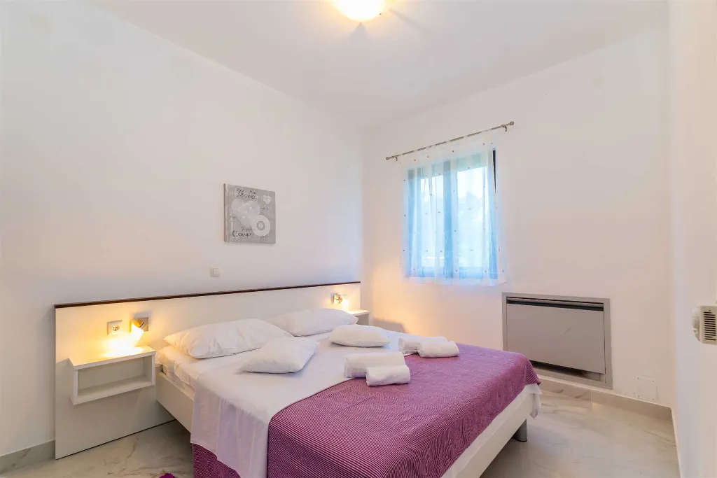 Privlaka Apartment for 2–4 with Balcony & Parking