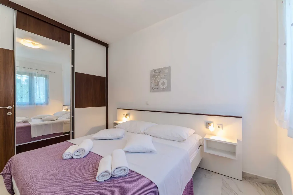Privlaka Apartment for 2–4 with Balcony & Parking
