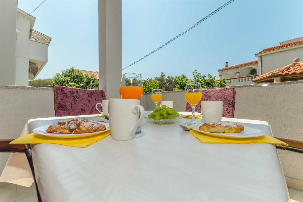 Privlaka Apartment for 2–4 with Balcony & Parking