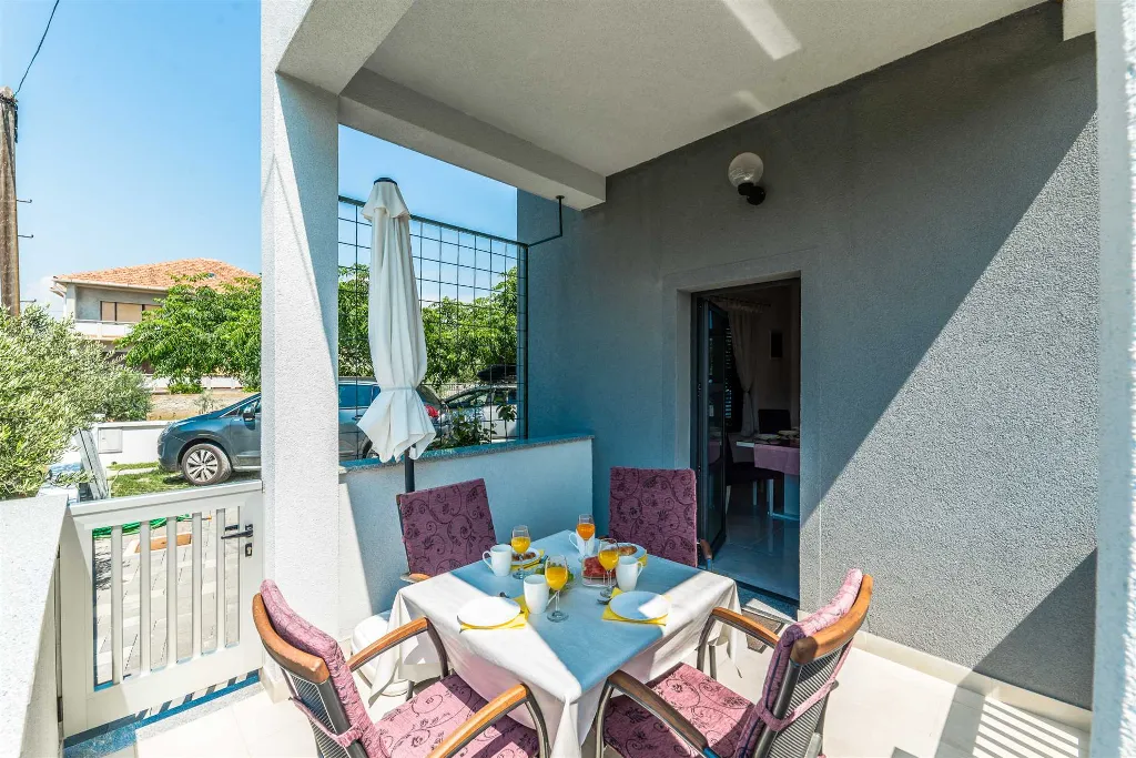 Privlaka Apartment for 2–4 with Balcony & Parking