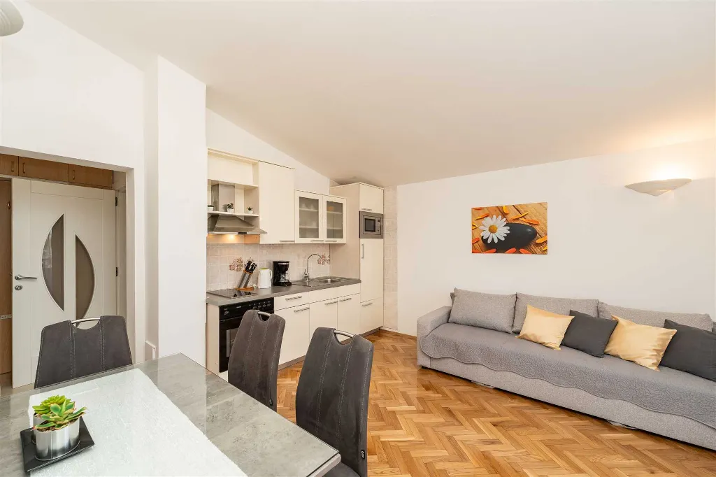 Privlaka Apartment for 2–4 with Sea-View Balcony