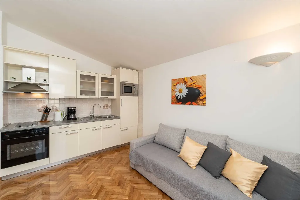 Privlaka Apartment for 2–4 with Sea-View Balcony