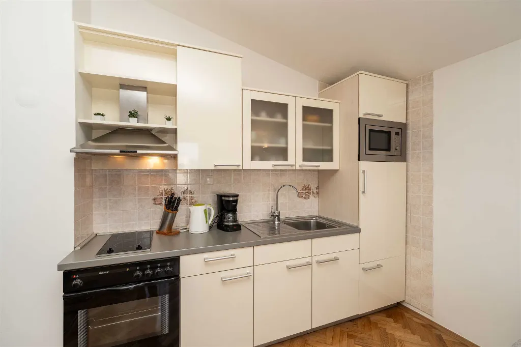 Privlaka Apartment for 2–4 with Sea-View Balcony