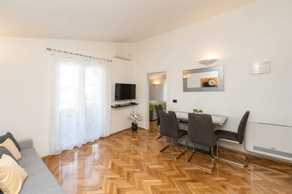 Privlaka Apartment for 2–4 with Sea-View Balcony