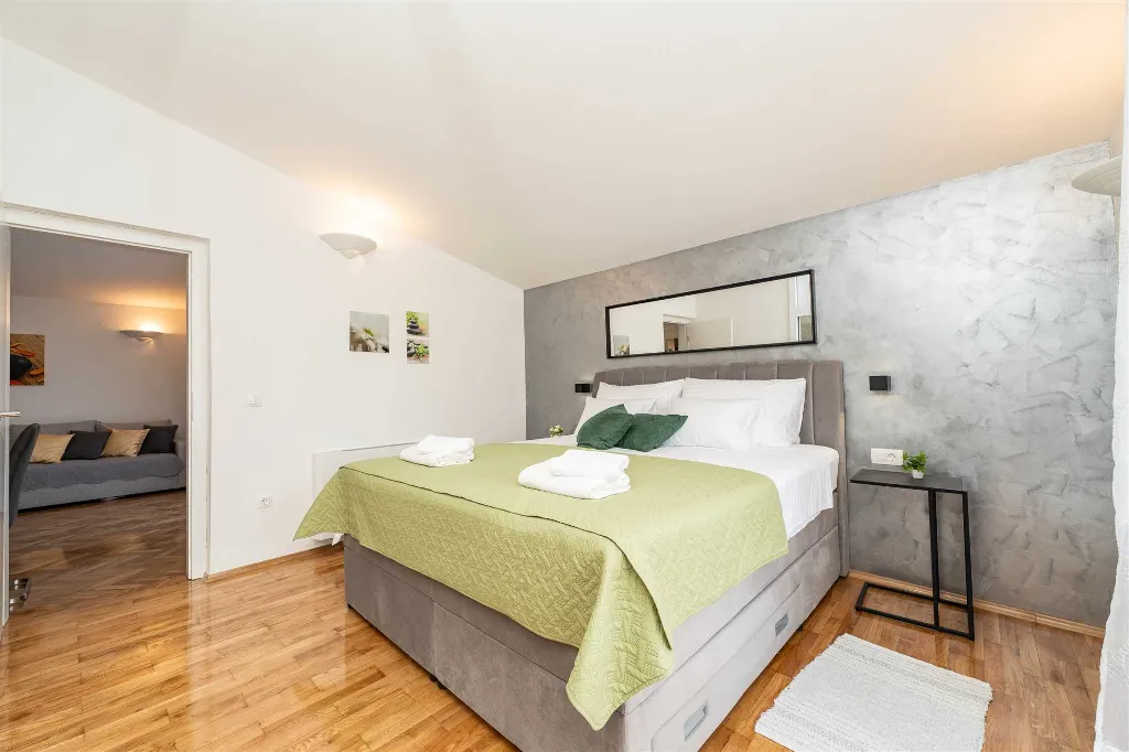 Privlaka Apartment for 2–4 with Sea-View Balcony