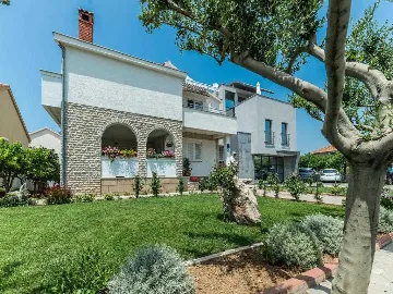 Privlaka Apartment for 2–4 with Sea-View Balcony