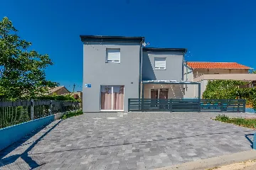 4-Bedroom Villa in Vir for up to 10 Guests
