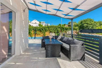 4-Bedroom Villa in Vir for up to 10 Guests