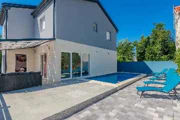 4-Bedroom Villa in Vir for up to 10 Guests