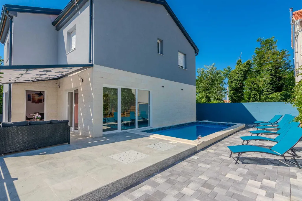 4-Bedroom Villa in Vir for up to 10 Guests