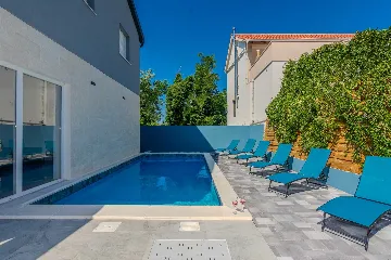 4-Bedroom Villa in Vir for up to 10 Guests