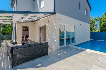 4-Bedroom Villa in Vir for up to 10 Guests
