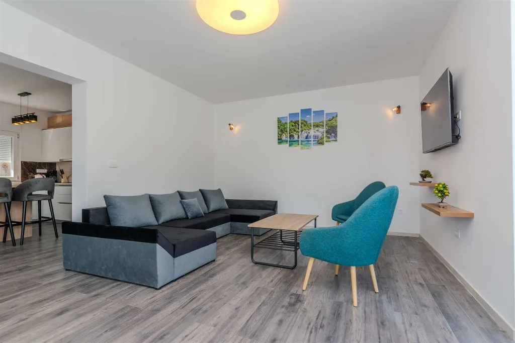 4-Bedroom Villa in Vir for up to 10 Guests