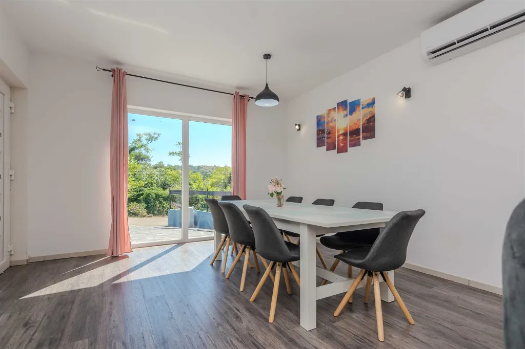 4-Bedroom Villa in Vir for up to 10 Guests