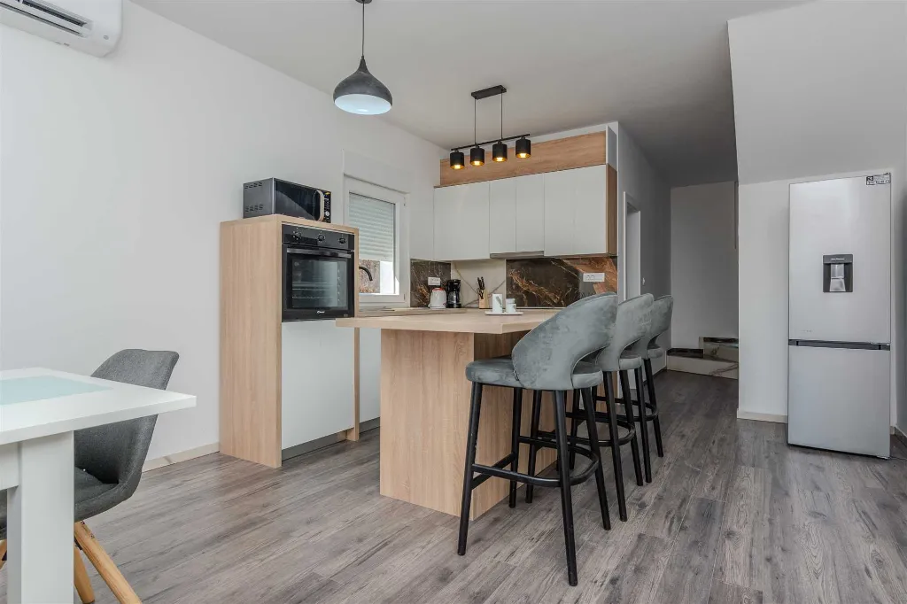 4-Bedroom Villa in Vir for up to 10 Guests