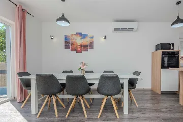 4-Bedroom Villa in Vir for up to 10 Guests