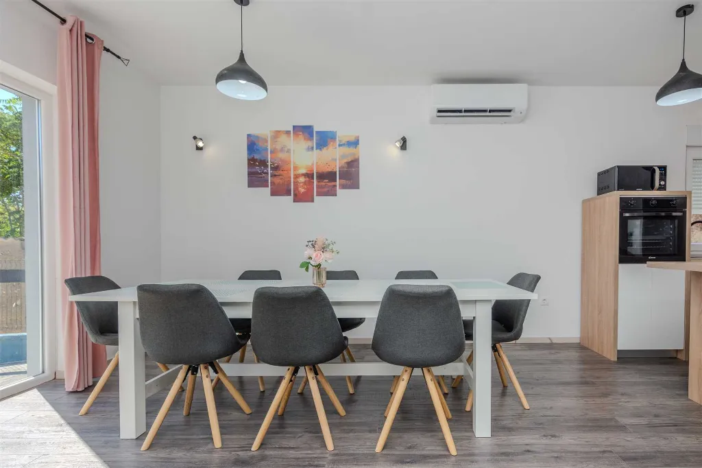 4-Bedroom Villa in Vir for up to 10 Guests