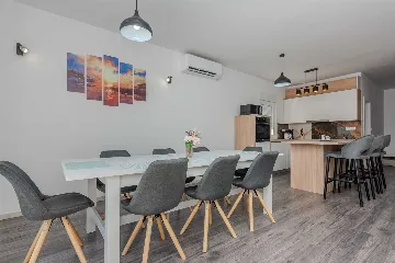 4-Bedroom Villa in Vir for up to 10 Guests