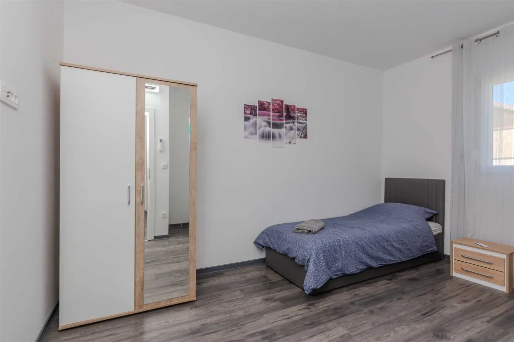 4-Bedroom Villa in Vir for up to 10 Guests