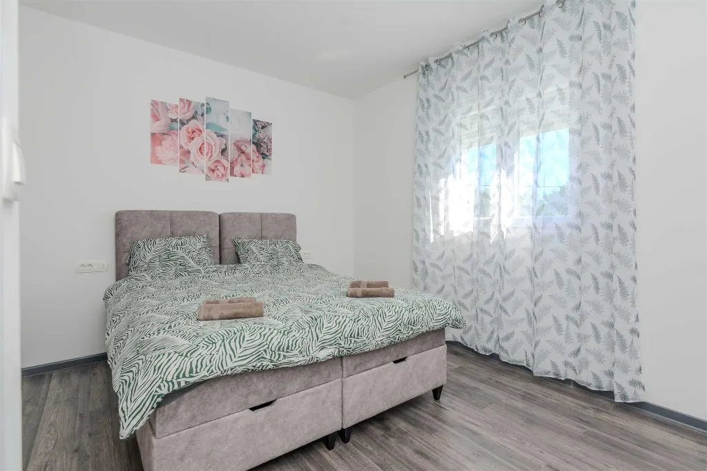 4-Bedroom Villa in Vir for up to 10 Guests