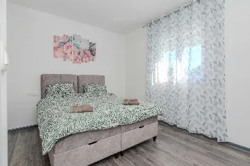 4-Bedroom Villa in Vir for up to 10 Guests