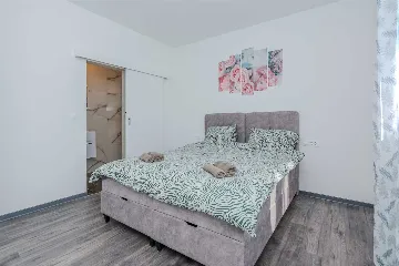 4-Bedroom Villa in Vir for up to 10 Guests