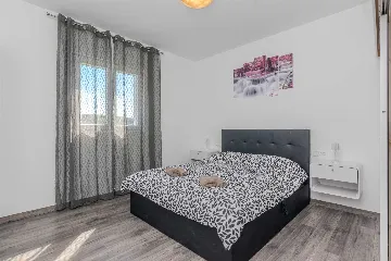 4-Bedroom Villa in Vir for up to 10 Guests